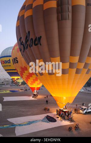 Luxor, Ägypten - 30. Januar 2026: Heißluftballons bei Sonnenaufgang über der Wüste, Luxor, Ägypten Stockfoto