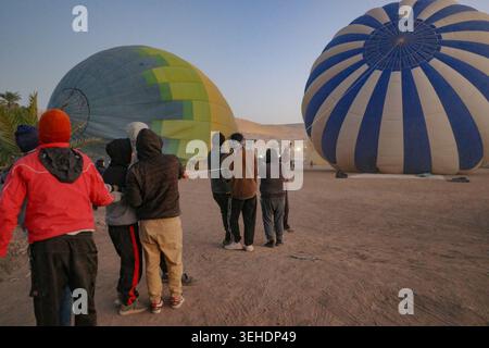 Luxor, Ägypten - 30. Januar 2026: Heißluftballons bei Sonnenaufgang über der Wüste, Luxor, Ägypten Stockfoto
