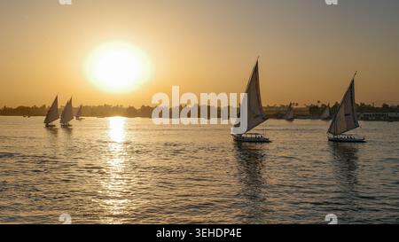 Luxor, Ägypten - 29. Januar 2026: Felukenboote auf dem Nil bei Sonnenuntergang in Luxor, Ägypten Stockfoto