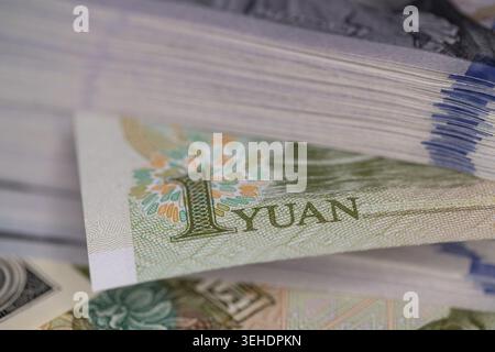 Chinesische Yuan-Renminbi- und US-Dollar-Banknoten im globalen Devisenwechsel-Finanzkonzept Stockfoto