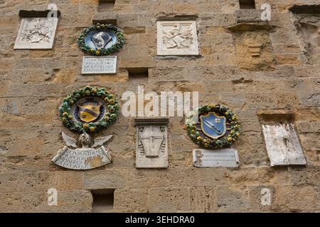 Familienwappen an der Fassade des Palazzo dei priori auf der Piazza priori, Volterra, Toskana, Italien Stockfoto