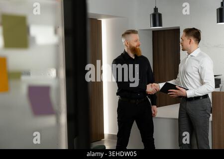 Geschäftspartner schütteln sich während eines Bürogesprächs die Hände Stockfoto