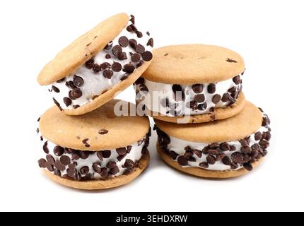 Unser rundes Sandwich-Eis mit Schokoladentropfen. Weißer Hintergrund Stockfoto