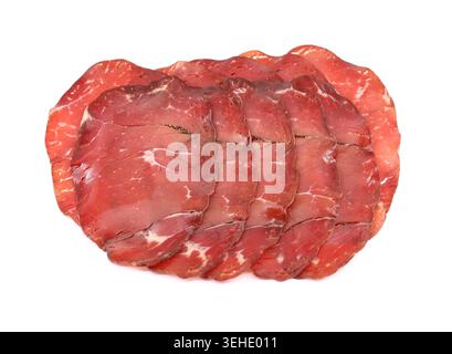 Scheiben von Bresaola della Valtellina, unterer Lendenschliff, auf weißem Hintergrund. Es ist ein traditionelles luftgetrocknetes, gesalzenes Rindfleisch aus der Lombardei Stockfoto