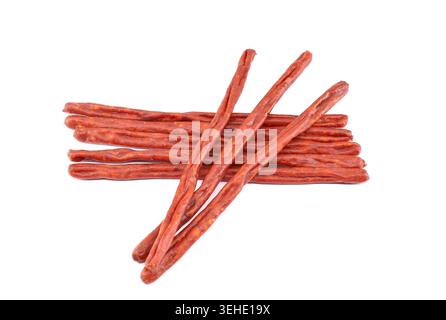 Snack-Sticks von Chorizo, eine Version der traditionellen getrockneten, scharfen Schweinefleisch-Wurst aus Spanien. Weißer Hintergrund. Stockfoto