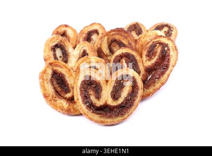 Preußen mit Zimt, auch bekannt als Palmier oder Palmerita, auf weißem Hintergrund. Es ist ein Blätterteigkeks mit Schweineohr- oder Palmherzenform Stockfoto