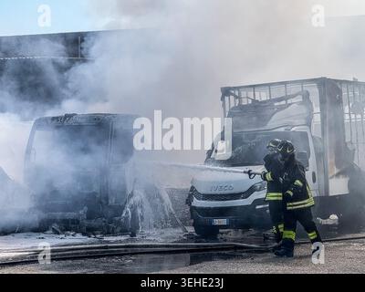 Torino, Italien. Mai 2026. Incendio in un Deposito in Via pacini a Torino. Tre camion a fuoco in un cortile Dove vengono parcheggiati, adiacente al locale Bunker domenica 24 maggio (Foto Daniele Solavaggione/LaPresse) Ein Brand brach in einem Lagerhaus an der Via Pacini in Turin aus. Drei LKWs brannten in einem Hof, auf dem sie geparkt waren, neben dem Bunkergebäude. sonntag, 24. Mai (Foto Daniele Solavaggione/LaPresse) Credit: LaPresse/Alamy Live News Stockfoto