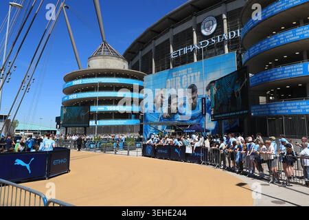 Etihad Stadium, Manchester, Lancashire, Großbritannien. Mai 2026. Premier League Football, Manchester City gegen Aston Villa; Fans treffen sich außerhalb des Stadions Credit: Action Plus Sports/Alamy Live News Stockfoto
