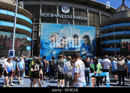 Etihad Stadium, Manchester, Lancashire, Großbritannien. Mai 2026. Premier League Football, Manchester City gegen Aston Villa; Fans kommen außerhalb des Stadions an Credit: Action Plus Sports/Alamy Live News Stockfoto