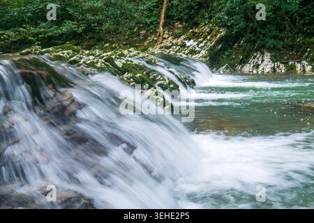 Wunderschöner Wasserfall im Wald. Langbelichtungsaufnahme. Stockfoto