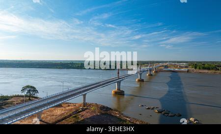 Hochwinkeldrohnenaufnahme einer Brücke, die zwei Nationen verbindet, und hebt Ingenieurdesign, Mobilität und wirtschaftlichen Fortschritt in Südostasien hervor. Stockfoto
