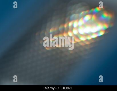 Abstraktes Bokeh mit Regenbogenspektrum auf weichem blauem Hintergrund Stockfoto