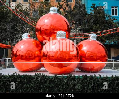 Große reflektierende rote Weihnachtskugel-Ornamente als Weihnachtsdekoration Stockfoto
