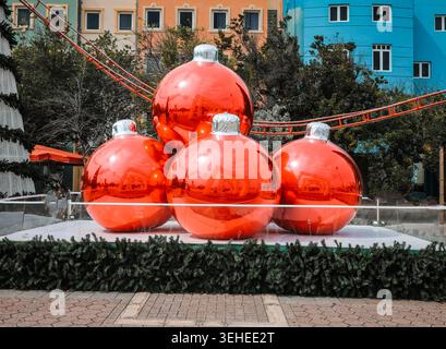 Große reflektierende rote Weihnachtskugel-Ornamente als Weihnachtsdekoration Stockfoto