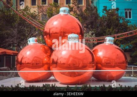 Große reflektierende rote Weihnachtskugel-Ornamente als Weihnachtsdekoration Stockfoto