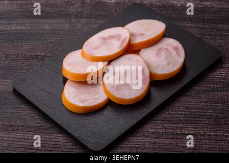 Gekochte Hähnchenwurst für Sandwiches und Antipasto zum Abendessen. Wurstscheiben als Lebensmittelhintergrund für Ihr Design Stockfoto