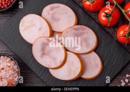 Gekochte Hähnchenwurst für Sandwiches und Antipasto zum Abendessen. Wurstscheiben als Lebensmittelhintergrund für Ihr Design Stockfoto