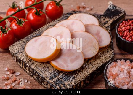 Gekochte Hähnchenwurst für Sandwiches und Antipasto zum Abendessen. Wurstscheiben als Lebensmittelhintergrund für Ihr Design Stockfoto