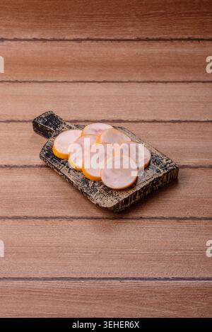 Gekochte Hähnchenwurst für Sandwiches und Antipasto zum Abendessen. Wurstscheiben als Lebensmittelhintergrund für Ihr Design Stockfoto
