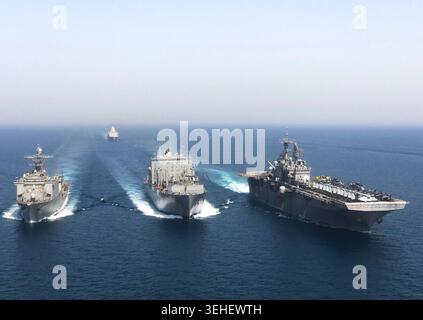 200425-N-NY854-1002 ARABISCHER GOLF (25. April 2020) – von links nach rechts das Dock-Landungsschiff USS Oak Hill (LSD 51), die Trockenfracht und Munition Shi Stockfoto