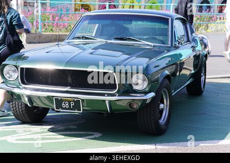 Klassischer dunkelgrüner Ford Mustang auf der PistonHeads-Autoausstellung in Brighton, England. Stockfoto