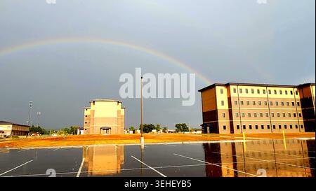 Zwei neue Kasernen der transienten Trainingstruppen werden am 12. September 2023 gezeigt, mit einem Regenbogen im Hintergrund in Fort McCoy, Wiss. Die Kaserne ist anders Stockfoto