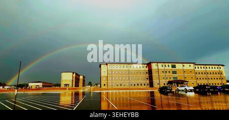 Zwei neue Kasernen der transienten Trainingstruppen werden am 12. September 2023 gezeigt, mit einem Regenbogen im Hintergrund in Fort McCoy, Wiss. Die Kaserne ist anders Stockfoto