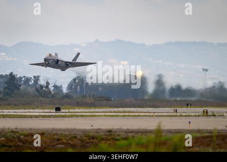 Die Wärme aus dem Motorabgas verzerrt den Hintergrund, während die Air Test and Evaluation Squadron (VX) Nine, Pilot des Edwards Detachment Lt. Andrew „CP“ Preul die Luft absaugt Stockfoto