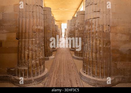 Eingangskolonnade zur Pyramide des Djoser Komplexes (Stufenpyramide von Djoser) in Sakkara Nekropolis, Ägypten, Reihe von Steinsäulen, symmetrischer Blick. Stockfoto