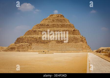 Die Pyramide von Djoser (Stufenpyramide von Djoser, Stufenpyramide von Horus Neterikhet) in Sakkara Nekropolis, Ägypten mit Wanderweg für Touristen. Stockfoto