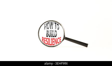 So erstellen Sie ein Resilienzsymbol. Konzeptworte wie man auf einer wunderschönen Lupe Belastbarkeit schafft. Schöner weißer Hintergrund. Business wie man baut Stockfoto