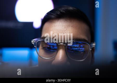 Indischer Softwareentwickler Trägt Brillen Mit Code Reflection Auf Objektiv Stockfoto