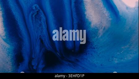 Blaue Tinte Glitzerstruktur spritzige Flüssigkeit verschütten Stockfoto