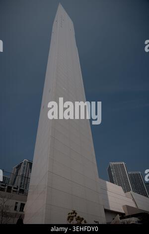 Schornstein der Verbrennungsanlage Chūō, der über dem Hafenviertel Harumi in Tokio, Japan, ragt. Stockfoto