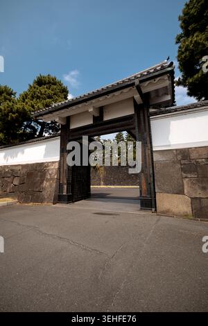 Traditionelles Holztor auf dem Gelände des Kaiserpalastes in Tokio, Japan. Stockfoto