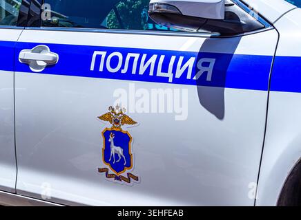 Samara, Russland - 27. Mai 2018: Emblem 'Polizei' auf dem Board des russischen Polizeiautos Stockfoto