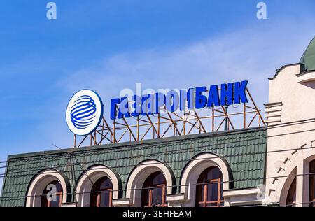 Samara, Russland - 27. Mai 2018: Schild mit dem Logo der Gazprombank gegen den Himmel. Text auf russisch: Gazprombank Stockfoto