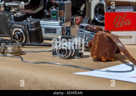 Samara, Russland - 27. Mai 2018: Mehrere antike Miniaturkameras liegen auf dem Tisch Stockfoto