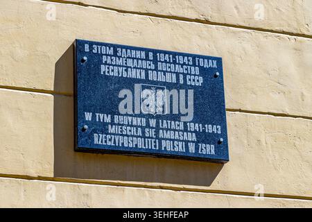 Samara, Russland - 27. Mai 2018: Gedenktafel an dem Gebäude, in dem sich während des Zweiten Weltkriegs die Botschaft der Republik Polen befand Stockfoto