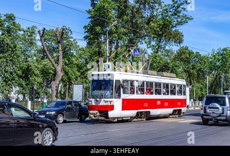 Samara, Russland - 27. Mai 2018: Die Stadtbahn Tatra T3RF fährt an einem Sommertag entlang der Straße Stockfoto