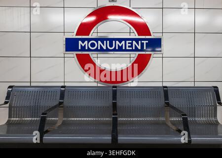 London U-Bahn-Schild an der Monument Station. London, Großbritannien, 27. August 2023 Stockfoto