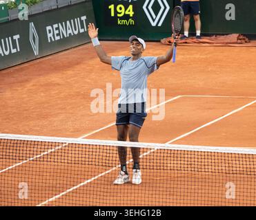 Paris, Frankreich. Mai 2026. Der US-amerikanische Nishesh Basavareddy feiert, nachdem er in Roland-Garros im Einzel-Spiel gegen Taylor Fritz einen Spielpunkt gewonnen hat. Quelle: Maria Angeles Chico/Alamy Live News. Stockfoto