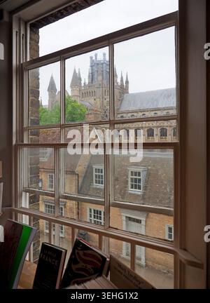 Blick auf die Kathedrale von Ely durch das Fenster eines Buchladens, Ely, Cambridgeshire, Großbritannien Stockfoto