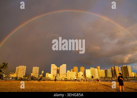 Regenbogen über Honolulu Hawai'i Stockfoto