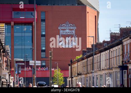 Anfield ist ein Fußballstadion in der Gegend von Anfield, Liverpool, England, das seit seiner Gründung im Jahr 1892 das Heimstadion des FC Liverpool ist. Das Stadion hat eine Sitzkapazität von 61.276, was es zum fünftgrößten Fußballstadion Englands macht. Stockfoto