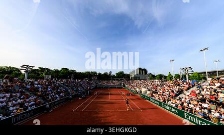 Paris, Frankreich. Mai 2026. Eine allgemeine Ansicht eines Spiels zwischen Sofia Kenin (USA) und Peyton Stearns (USA) auf Platz 14 während des Sonnenuntergangs bei den French Open in Roland Garros. Quelle: Corleve/Alamy Live News Stockfoto