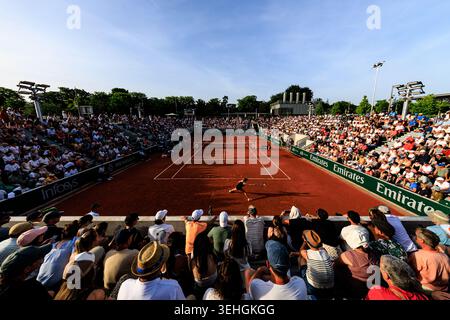 Paris, Frankreich. Mai 2026. Eine allgemeine Ansicht eines Spiels zwischen Sofia Kenin (USA) und Peyton Stearns (USA) auf Platz 14 während des Sonnenuntergangs bei den French Open in Roland Garros. Quelle: Corleve/Alamy Live News Stockfoto