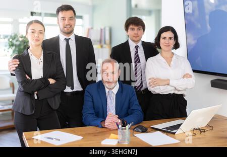 Freundliches Team von Geschäftspartnern, das sich am Arbeitsplatz im Büro des Unternehmens ausgibt Stockfoto