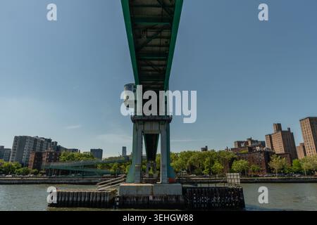 Unter der Wards Island Bridge im Sommer von einem Boot aus gesehen, Manhattan, New York City Stockfoto