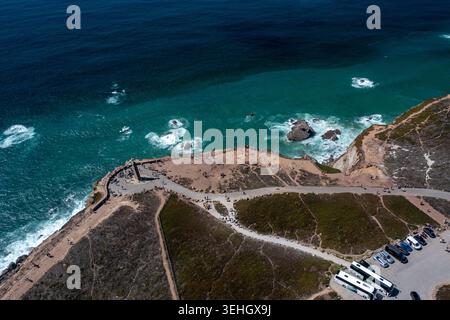 Aus der Vogelperspektive auf Cabo da Roca mit zerklüfteten Klippen, türkisfarbenem Meer und malerischen Küstenpfaden, die eine dramatische Landschaft, ein Reiseziel und eine natürliche Atlantikküste zeigen Stockfoto